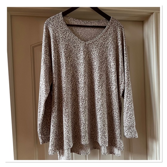 AMERICAN EAGLE Soft & Sexy Animal Print Plush Top - Picture 2 of 8